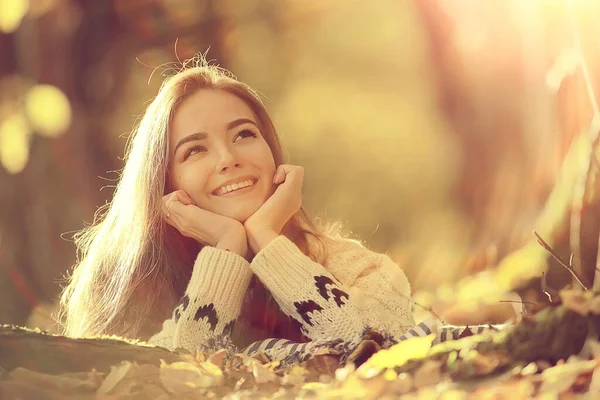 Alegre Menina Feliz Sorrindo Verão Retrato Campo Estilo Vida Felicidade — Fotografia de Stock