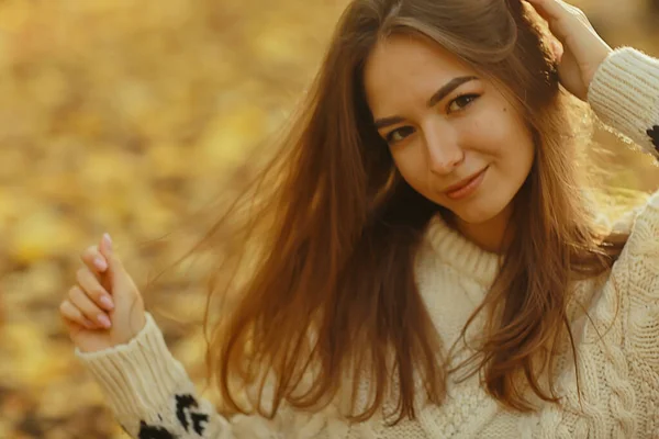 Mooi Lang Haar Brunette Veld Zomer Wind Gezond Lang Haar — Stockfoto