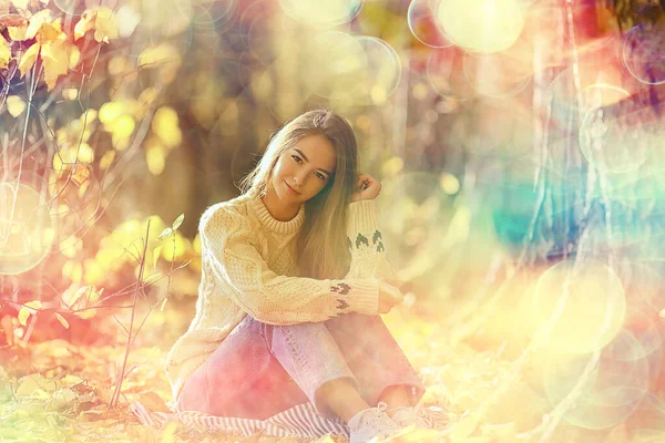 Niña Sentado Parque Otoño Temporada Otoño Septiembre Bosque — Foto de Stock