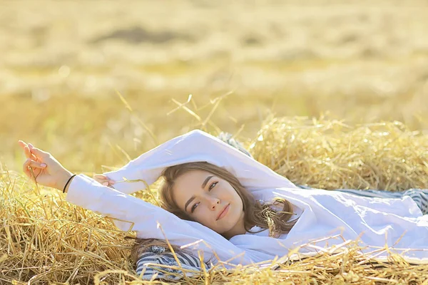 Mädchen Sommer Zärtlichkeit Weißes Hemd Feld Glück Freiheit Aussehen Frau — Stockfoto