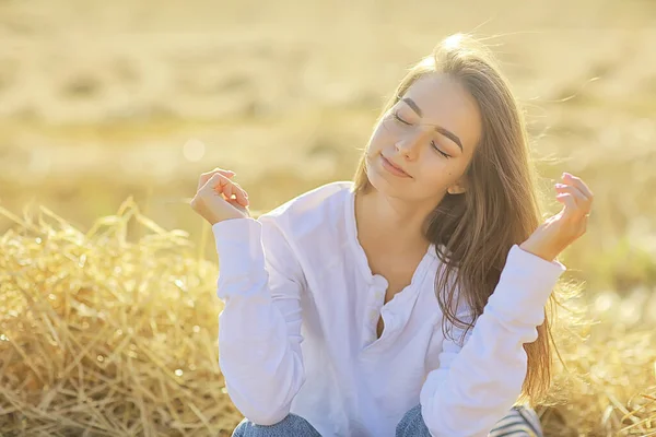 Flicka Sommar Ömhet Vit Skjorta Fält Lycka Frihet Titta Kvinna — Stockfoto