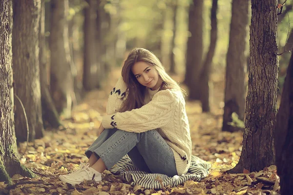 Ragazza Seduta Parco Autunnale Stagione Autunnale Settembre Nella Foresta — Foto Stock