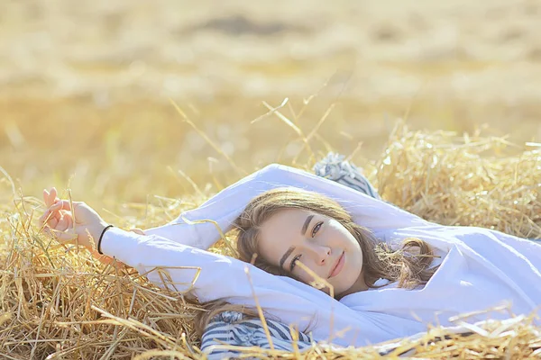 女の子の夏の優しさ白いシャツフィールド 幸福の自由を見て女性 — ストック写真