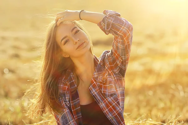 Sommar Soligt Porträtt Lycklig Flicka Kvinnlig Lycka Sol Bländning Halm — Stockfoto