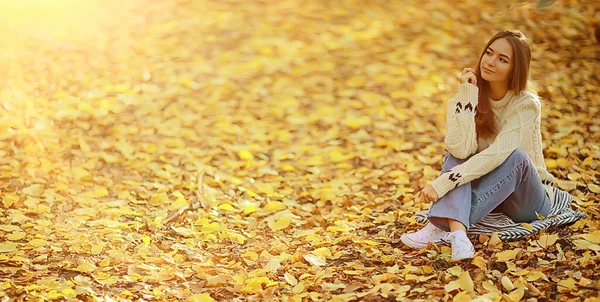 Ragazza Seduta Parco Autunnale Stagione Autunnale Settembre Nella Foresta — Foto Stock