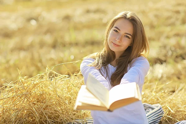 Fêmea Lendo Livro Campo Verão Mulher Palha Lendo Livro Estudante — Fotografia de Stock