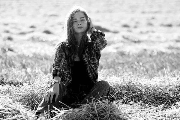 Retrato Preto Branco Uma Menina Alegre Estilo Country Liberdade Jovem — Fotografia de Stock