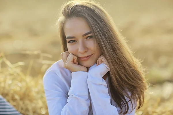 Chica Verano Ternura Blanco Camisa Campo Felicidad Libertad Mirada Mujer —  Fotos de Stock