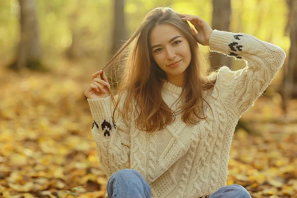 秋の公園に座っている女の子秋のシーズン9月の森の中 — ストック写真
