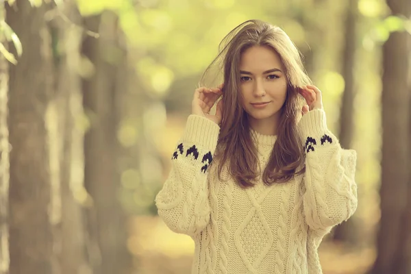 秋の女の子のセーター ニットスタイルのライフスタイルパーク魅力的な外観 — ストック写真