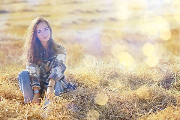 Été Portrait Ensoleillé Une Fille Heureuse Bonheur Féminin Soleil Éblouissement — Photo