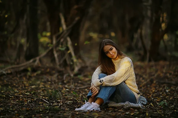 Sonbahar Parkında Oturan Kız Sonbahar Mevsimi Eylül Ayında Ormanda — Stok fotoğraf