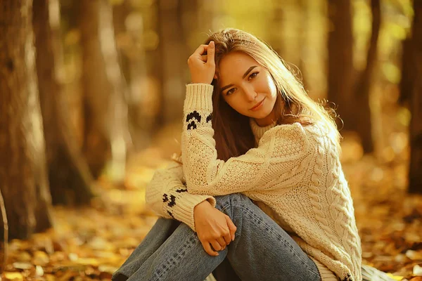 Menina Sentado Parque Outono Estação Outono Setembro Floresta — Fotografia de Stock