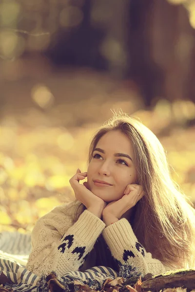 Herfst Park Vrouwelijke Wandeling Chill Lifestyle Outdoor September Stijl Meisje — Stockfoto