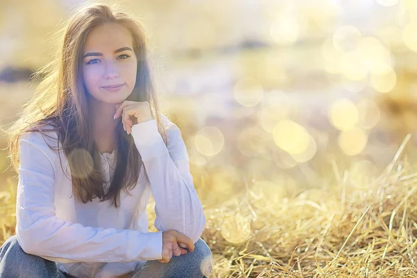 Καλοκαιρινό Ηλιόλουστο Πορτρέτο Ενός Ευτυχισμένου Κοριτσιού Θηλυκό Ευτυχία Ήλιο Λάμψη — Φωτογραφία Αρχείου