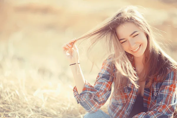 美しい長い髪のブルネットフィールド夏の風 健康な長い髪の美しい女の子の性質 — ストック写真