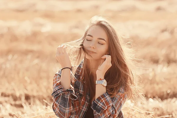 ロマンチックな若いモデル夏のフィールド自然フィールド幸福太陽の風景の女の子 — ストック写真