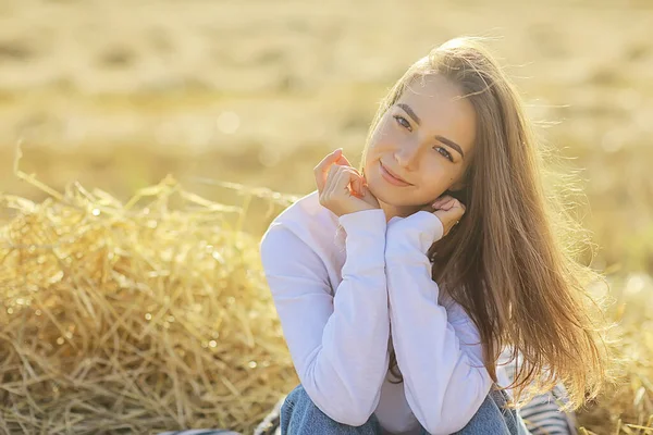 Alegre Feliz Chica Sonriendo Verano Campo Retrato Joven Chica Felicidad —  Fotos de Stock