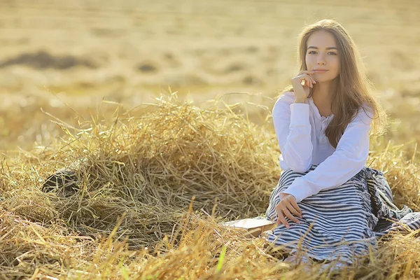 Flicka Sommar Ömhet Vit Skjorta Fält Lycka Frihet Titta Kvinna — Stockfoto