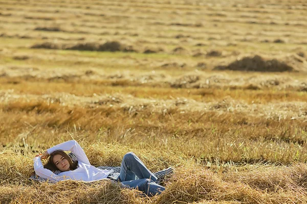 Flicka Sommar Ömhet Vit Skjorta Fält Lycka Frihet Titta Kvinna — Stockfoto