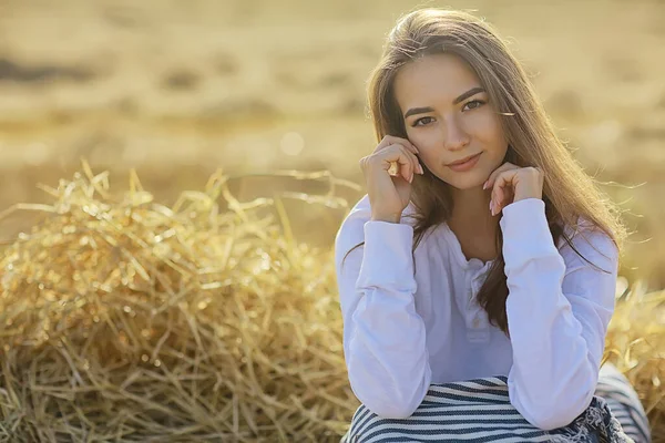 女の子の夏の優しさ白いシャツフィールド 幸福の自由を見て女性 — ストック写真