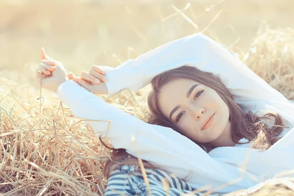 Romantik Genç Model Yaz Tarlası Doğa Tarlası Mutluluk Güneşi Manzarası — Stok fotoğraf