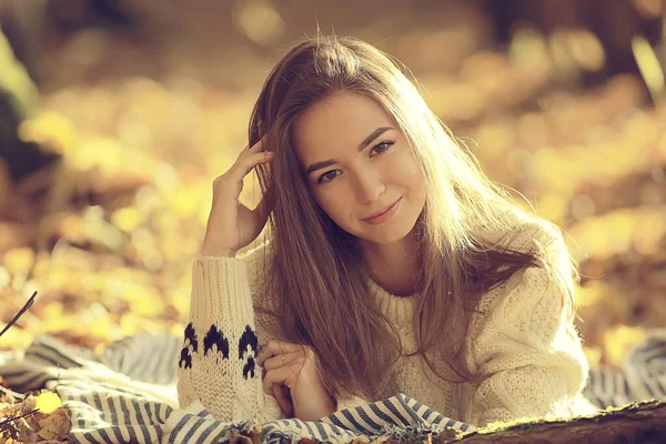 Autumn Girl Sweater Knitted Style Lifestyle Park Attractive Look — Stock Photo, Image
