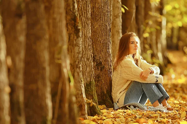 Dívka Sedí Podzimní Park Podzimní Sezóna Září Lese — Stock fotografie