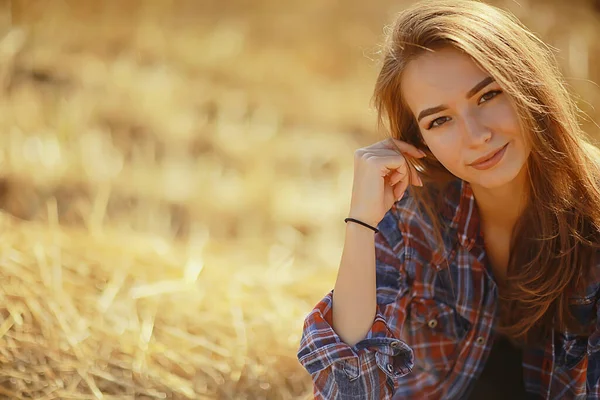 Model Fată Țară Cămașă Cușcă Câmp Paie Tineri Vara Peisaj — Fotografie, imagine de stoc
