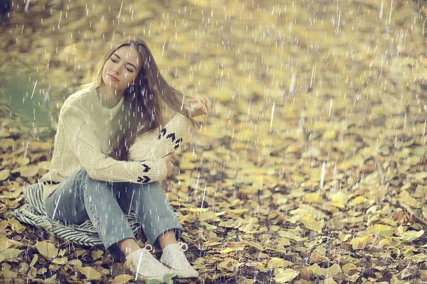 Gelukkig Jong Meisje Portret Zomer Regen Land Stijl — Stockfoto