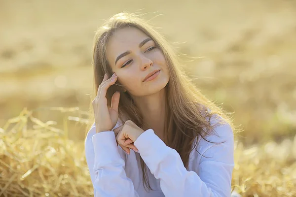 Chica Verano Ternura Blanco Camisa Campo Felicidad Libertad Mirada Mujer —  Fotos de Stock