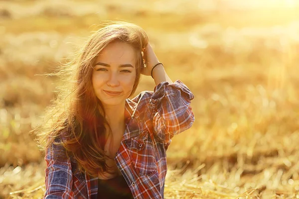 Schöne Lange Haare Brünett Feld Sommer Wind Gesunde Lange Haare — Stockfoto