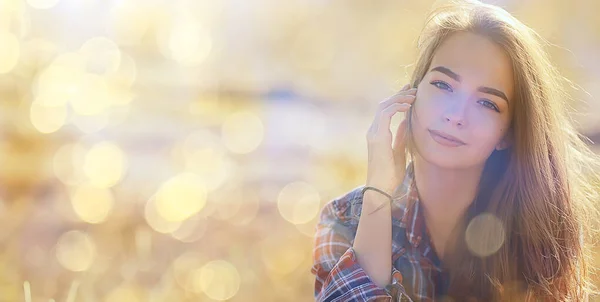 Estate Ritratto Soleggiato Una Ragazza Felice Femminile Felicità Sole Abbagliamento — Foto Stock