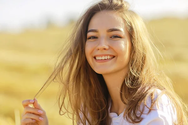 Hermoso Pelo Largo Morena Campo Verano Viento Pelo Largo Saludable —  Fotos de Stock