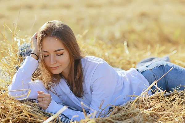 Veselá Šťastná Dívka Usmívá Létě Terénu Portrét Mladá Dívka Štěstí — Stock fotografie