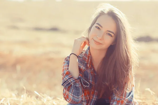 Model Fată Țară Cămașă Cușcă Câmp Paie Tineri Vara Peisaj — Fotografie, imagine de stoc