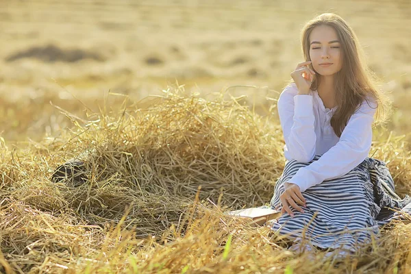 Romantische Junge Modell Sommer Feld Natur Feld Glück Sonne Landschaft — Stockfoto