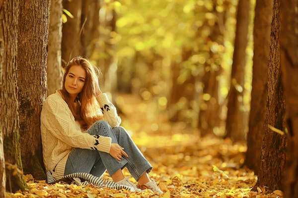 가을에 스웨터 스타일의 라이프 스타일의 매력적 — 스톡 사진