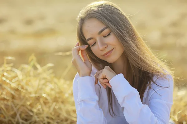 Vacker Lång Hår Brunett Fält Sommar Vind Frisk Långt Hår — Stockfoto