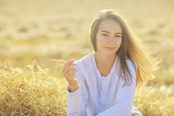 Vacker Lång Hår Brunett Fält Sommar Vind Frisk Långt Hår — Stockfoto