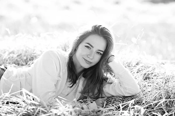 黑白相间的乡村姑娘风采 自由的少女躺在稻草地里 — 图库照片