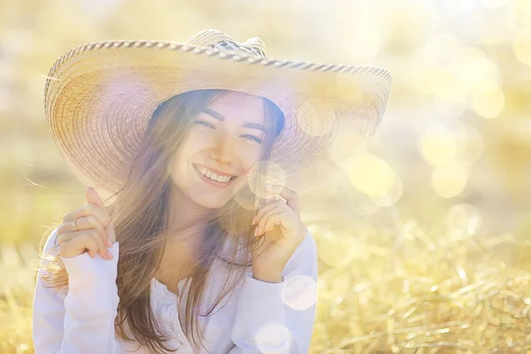 Sommar Soligt Porträtt Lycklig Flicka Kvinnlig Lycka Sol Bländning Halm — Stockfoto