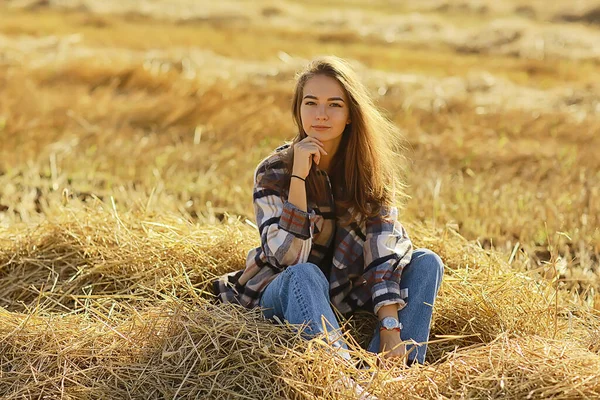 Modell Mädchen Land Hemd Den Käfig Feld Stroh Junge Sommer — Stockfoto