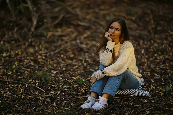 秋の公園の悲しい女の子孤独を強調する若い女性 — ストック写真