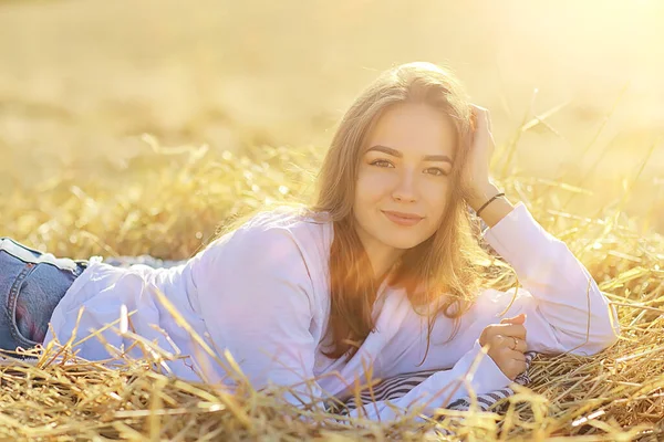 Romantic Tineri Model Câmp Vară Natura Câmp Fericire Soare Peisaj — Fotografie, imagine de stoc