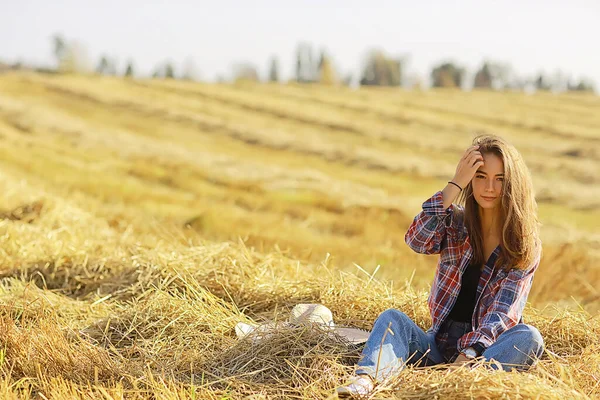 Modèle Fille Pays Chemise Paille Cage Champ Jeune Été Paysage — Photo