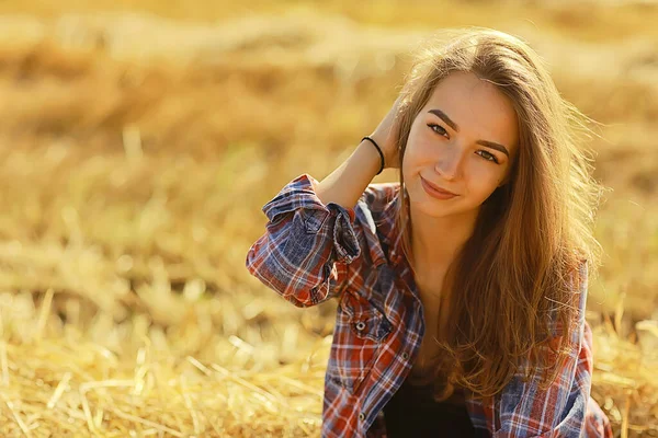 若い夏の風景の自由ライフスタイルへのモデルの女の子のカントリーシャツ — ストック写真