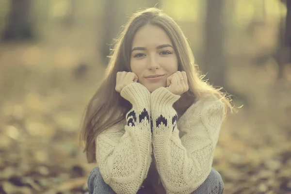 Niña Sentado Parque Otoño Temporada Otoño Septiembre Bosque — Foto de Stock