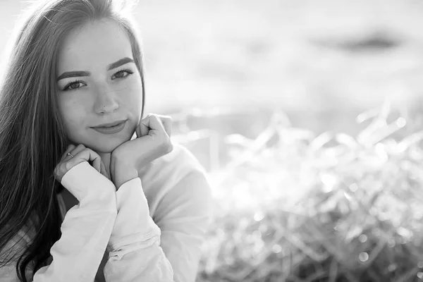 明るい女の子のカントリースタイルの黒と白の肖像画わらの分野で自由の若い女性 — ストック写真