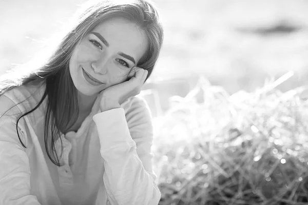 Retrato Blanco Negro Una Chica Alegre Estilo Country Libertad Joven — Foto de Stock